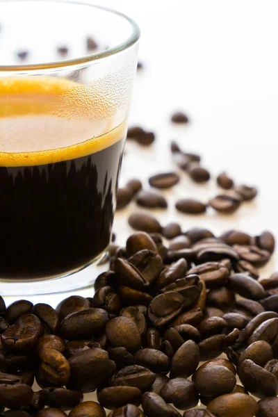 熱いエスプレッソ コーヒーの横にあるコーヒー豆グループ — ストック写真