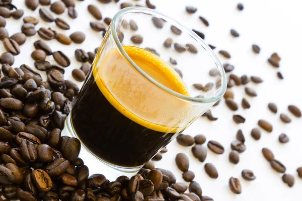 뜨거운 에스프레소 커피 커피 콩의 그룹에 의해 surrouded — 스톡 사진
