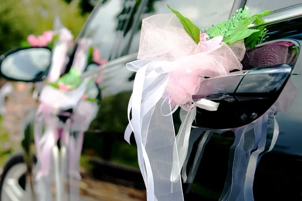 花で飾られた結婚式の車 — ストック写真