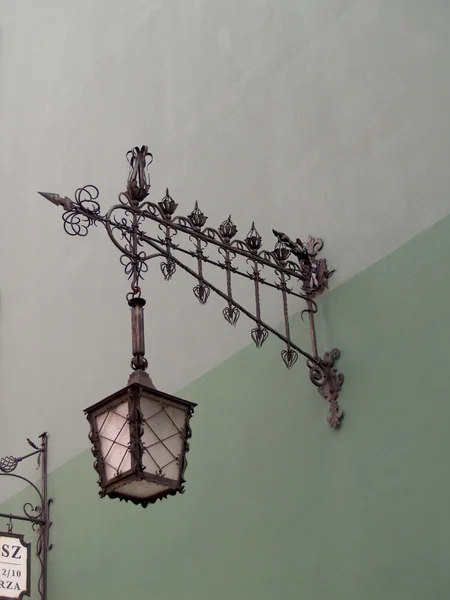 Dekorative Lampe an einer Wand eines alten Gebäudes in Danzig, Polen — Stockfoto