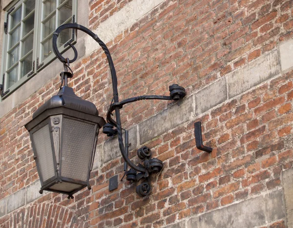 그단스크, 폴란드에는 오래 된 건물의 벽에 장식 램프 — 스톡 사진