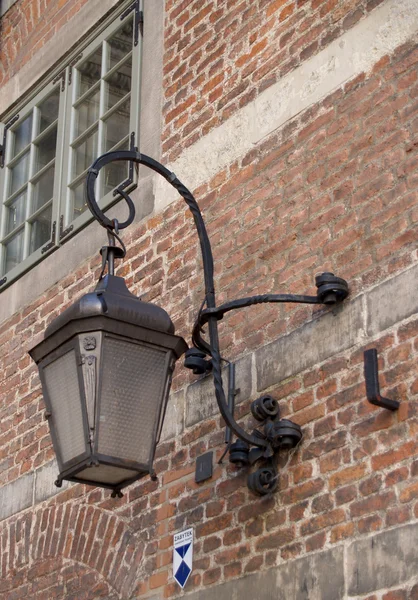 Декоративная лампа на стене старого здания в Гданьске, Польша — стоковое фото
