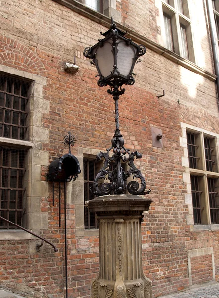 Dekorativní lampa na zeď staré budovy v Gdaňsku, Polsko — Stock fotografie