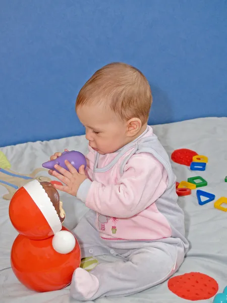 La niña sostiene un juguete — Foto de Stock