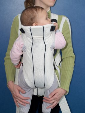 Anne Çocuk baby sling içinde tutar.