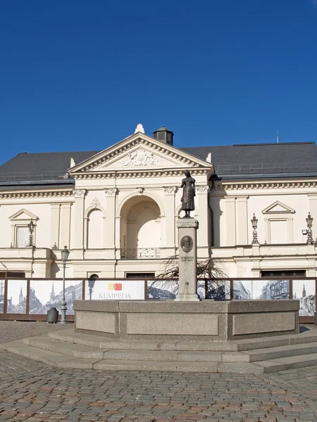 Litvánia. A Klaipeda Dráma Színház a színház téren — Stock Fotó