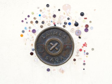 Klaipeda, Litvanya binanın duvarındaki büyük dekoratif düğmesi