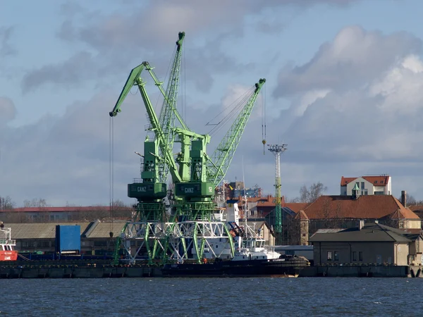 Litauen. Portalkraner i Klaipeda havn – stockfoto