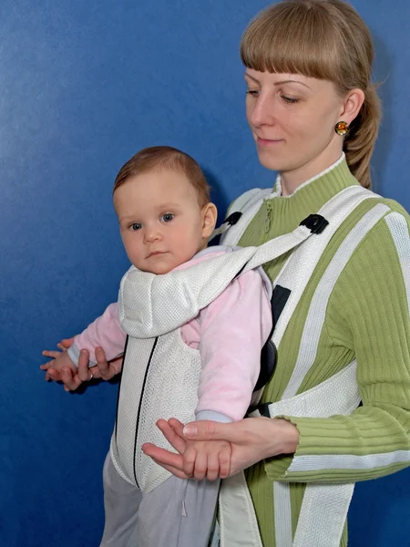 女的在宝宝索具保持宝宝 — 图库照片