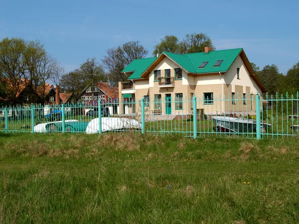 Коттедж с зеленой крышей — стоковое фото
