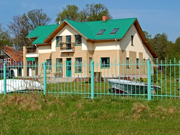 Stuga med ett grönt tak — Stockfoto