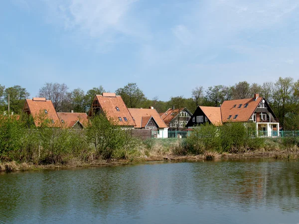 Cottages on the bank of the lake — Stockfoto