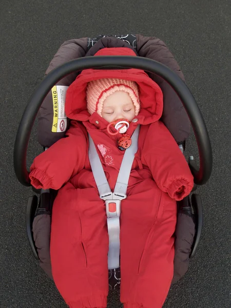 O bebê dorme em uma autosegurança infantil — Fotografia de Stock