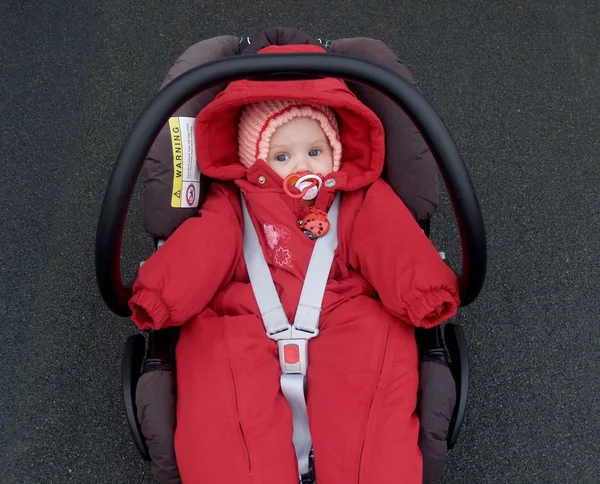 El bebé yace en una autoseguridad para niños. — Foto de Stock