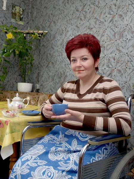 The woman-invalid drinks tea — Stock Photo, Image