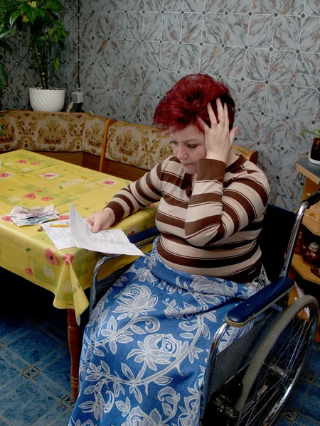 Женщина-инвалид была удивлена, увидев счета на жилье и коммуну — стоковое фото