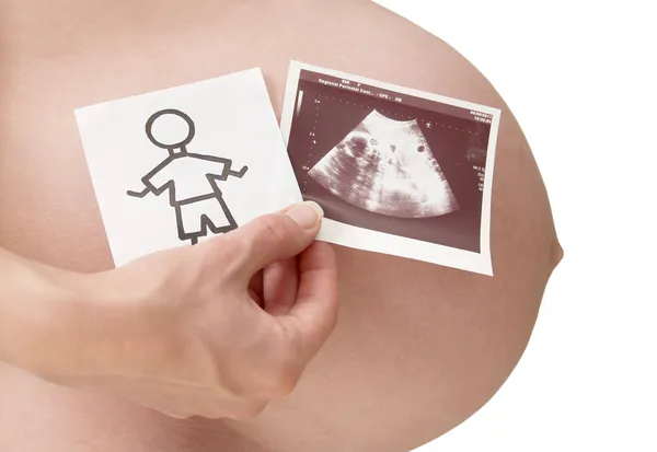 La mujer embarazada sostiene el dibujo del niño y una imagen de ultrasonido de — Foto de Stock