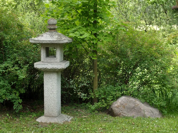 В Москве. Уголок японского сада в Ботаническом саду Н.В.Цицина — стоковое фото