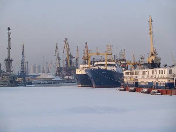 Kaliningrado, Rusia Trading puerto marítimo en el invierno — Foto de Stock