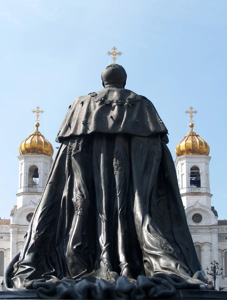 В Москве. Памятник императору Александру II-му освободителю о соборе Искупителя — стоковое фото