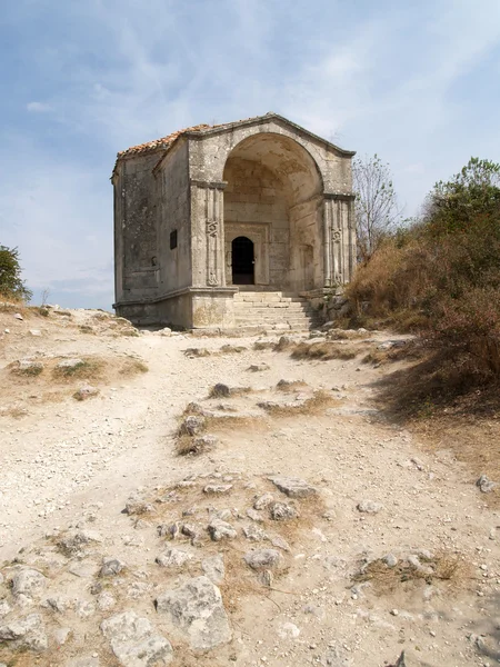 Krim mausoleum dzhanyke-hanum, tokhtamysh s döttrar, i den gamla befästa staden chufut - calais — Stockfoto