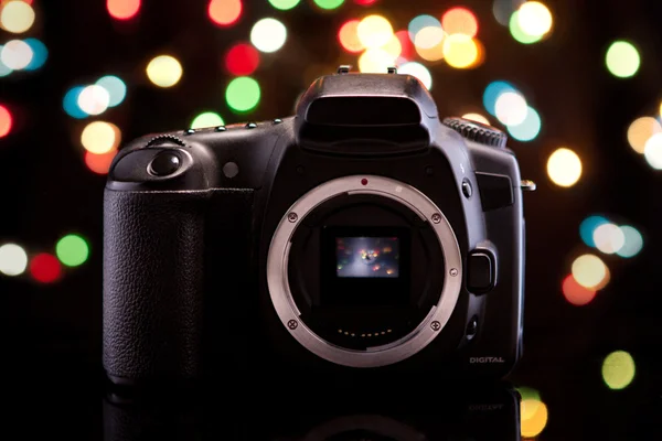 Цифровая камера на черном фоне — стоковое фото