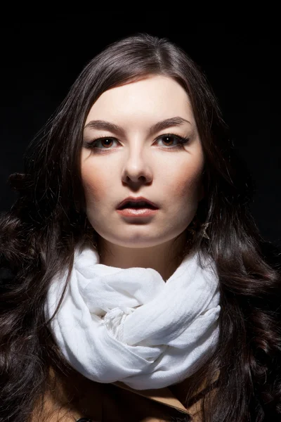 Portret van Russische vrouw op donkere achtergrond — Stockfoto