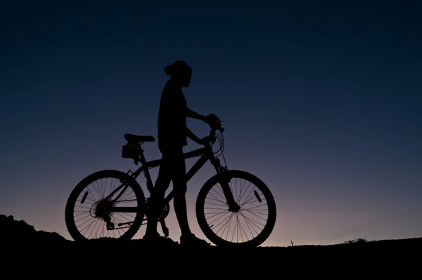 Sylwetka rowerzysta na zachodzie słońca — Zdjęcie stockowe