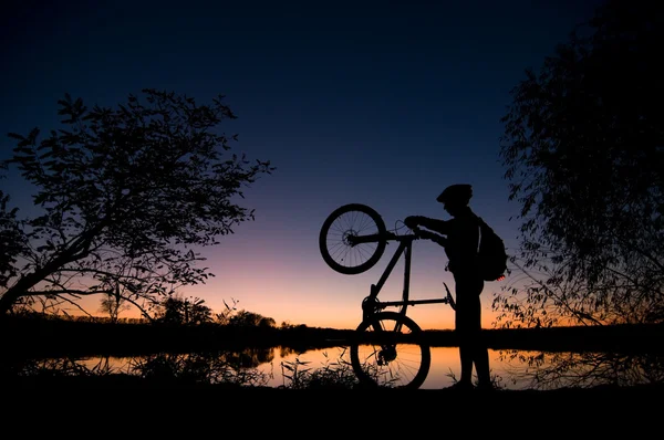 Silueta motorkář při západu slunce — Stock fotografie