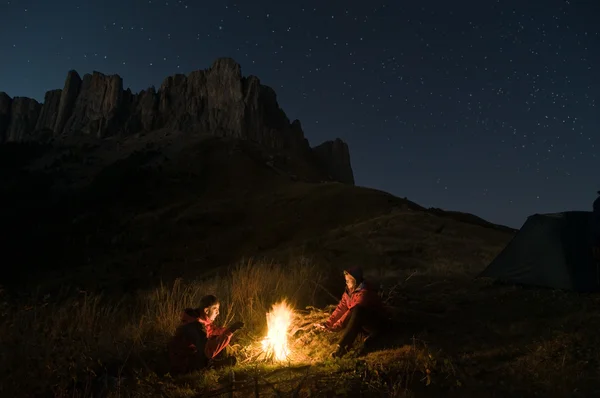 Paar kamperen bij nacht — Stockfoto