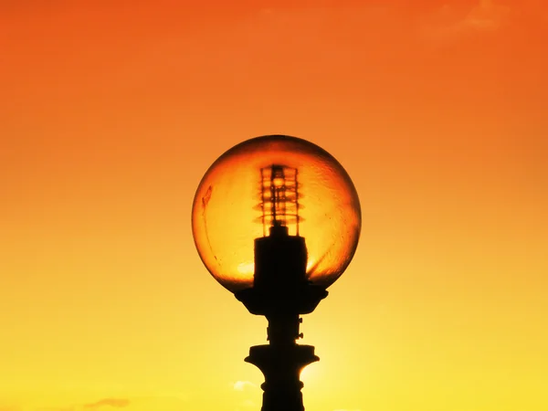 Городской фонарь на закате — стоковое фото
