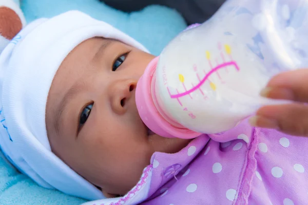 タイの女性の赤ちゃんミルクを食べる — ストック写真