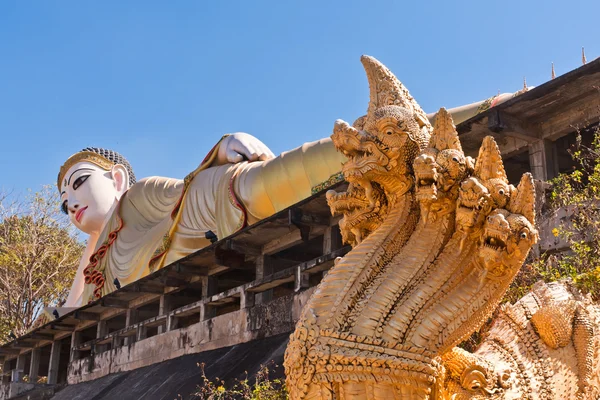 Reclinando estátua de Buda com cabeças de Naga — Fotografia de Stock