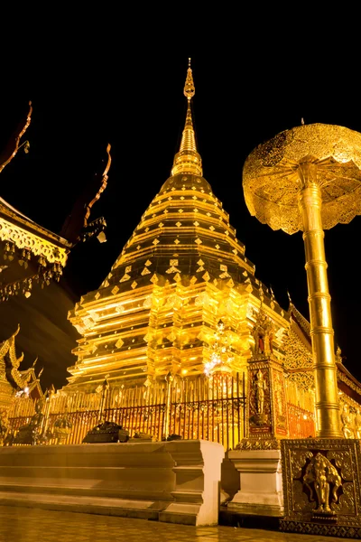 Arany pagoda wat doi suthep éjszaka — Stock Fotó