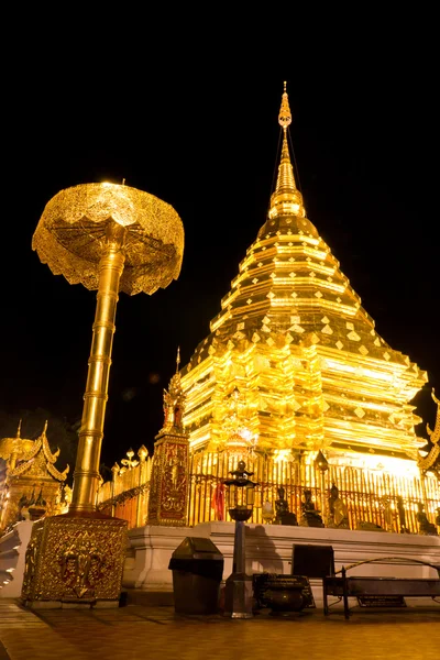 Pagoda dorada de wat Doi Suthep en la noche — Foto de Stock