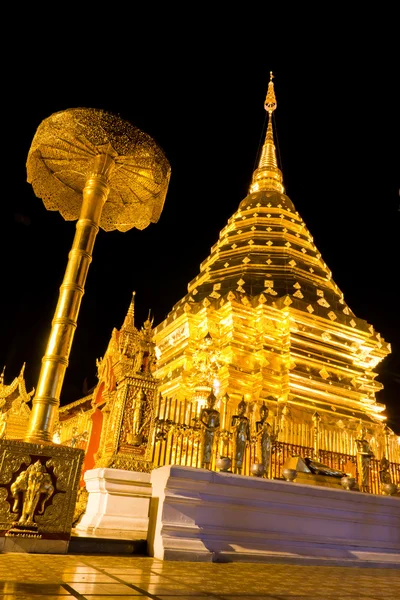Золотая пагода Ват Дои Сутепа ночью — стоковое фото