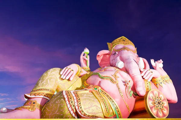 Statua Ganesha al crepuscolo inclinata — Foto Stock