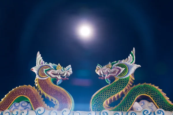 İkiz ejderha heykeli moon ile — Stok fotoğraf