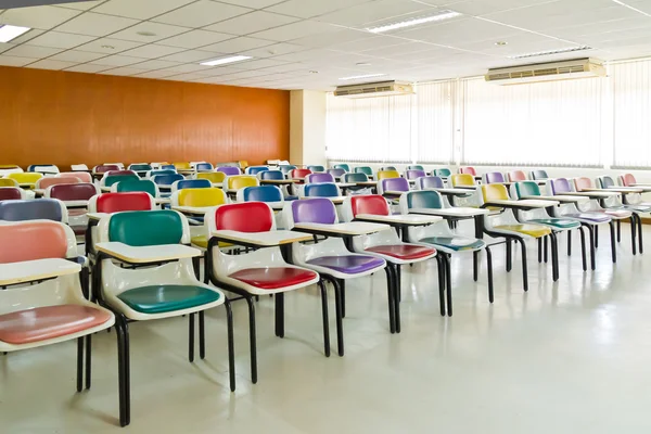 Leerer Raum mit vielen gekippten Sesseln — Stockfoto