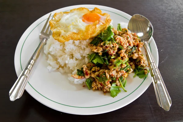 Приготований рис з гострим м'ясним салатом — стокове фото