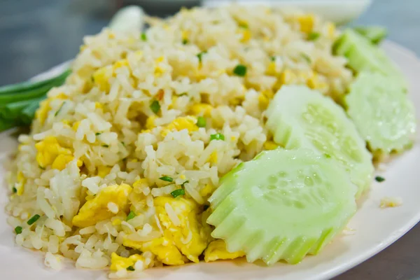 Смажений рис з огірком — стокове фото