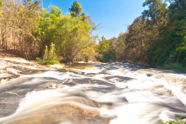Fluss vom "mae ya" Wasserfall in chiang mai — Stockfoto