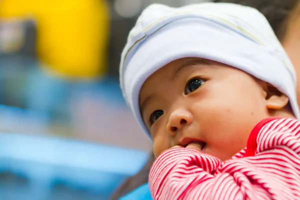 Pensando asiático bebê — Fotografia de Stock