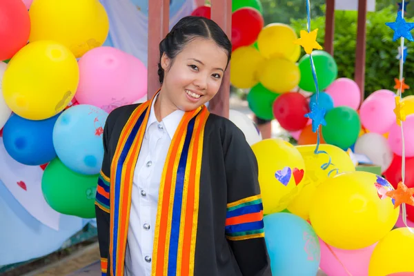 Graduada asiática chica con globos —  Fotos de Stock