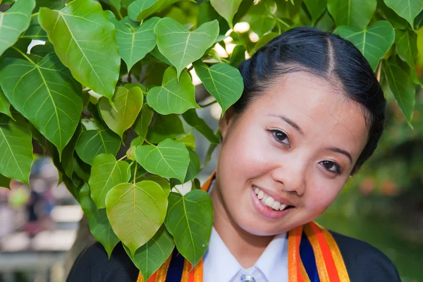 Asyalı kız ağacın altında mezun oldu — Stok fotoğraf