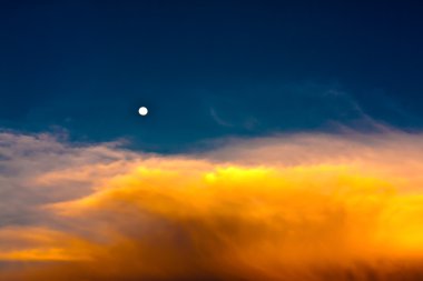 twilight saat moon ile gökyüzünde