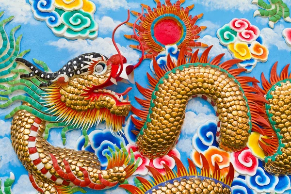 Dragon artisanat et peinture mixte — Photo