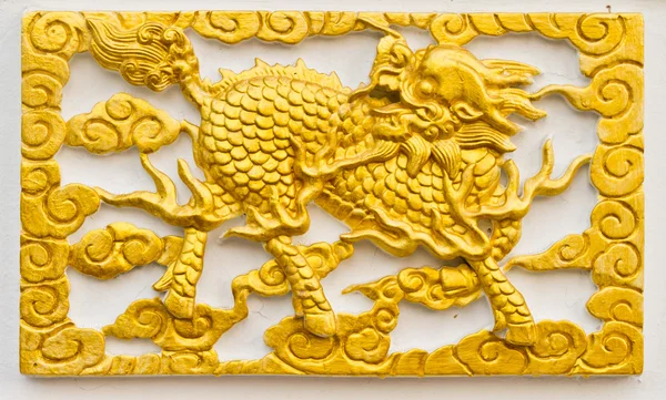 墙上的金色龙率领独角兽工艺 — 图库照片
