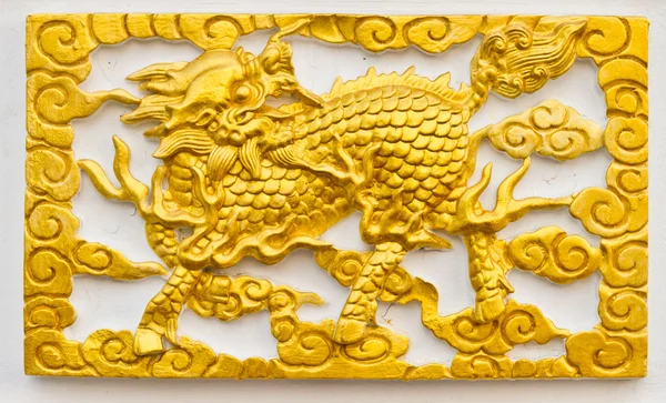 Gouden Draak-headed Eenhoorn vaartuig op een muur — Stockfoto