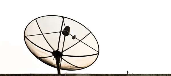 Paraboliczne anteny na dachu na białym tle — Zdjęcie stockowe